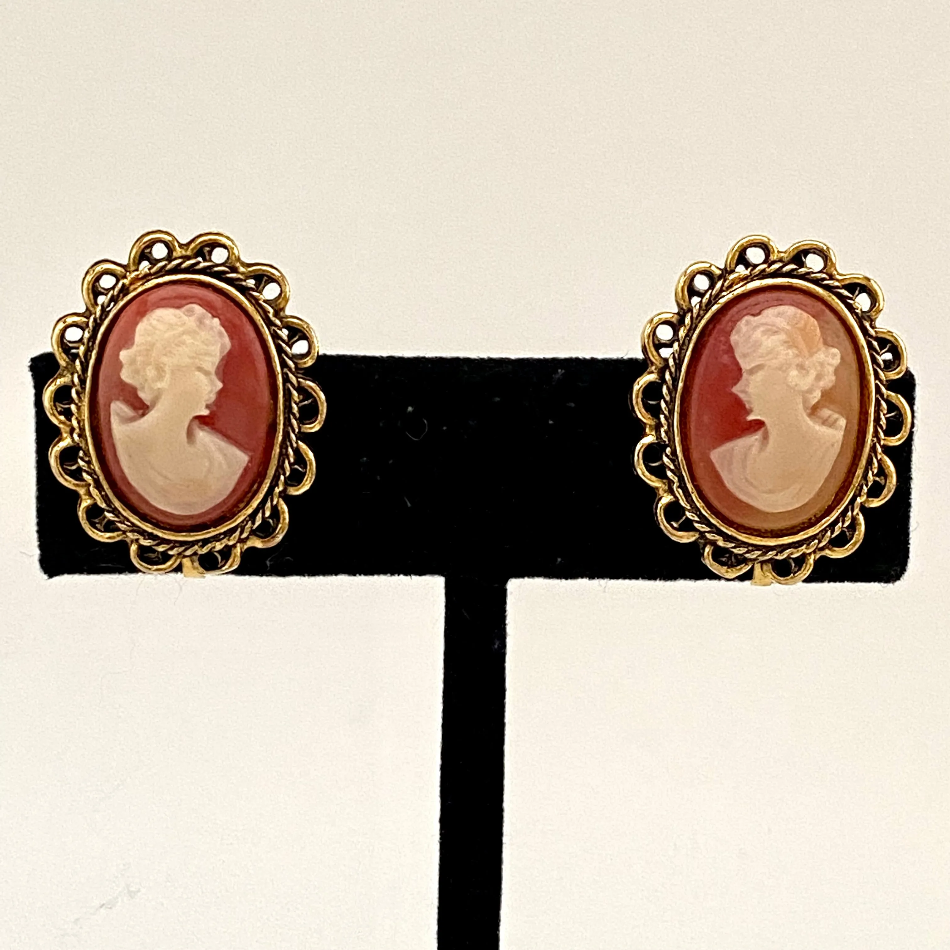 1970s Classic Cameo Clip Earrings