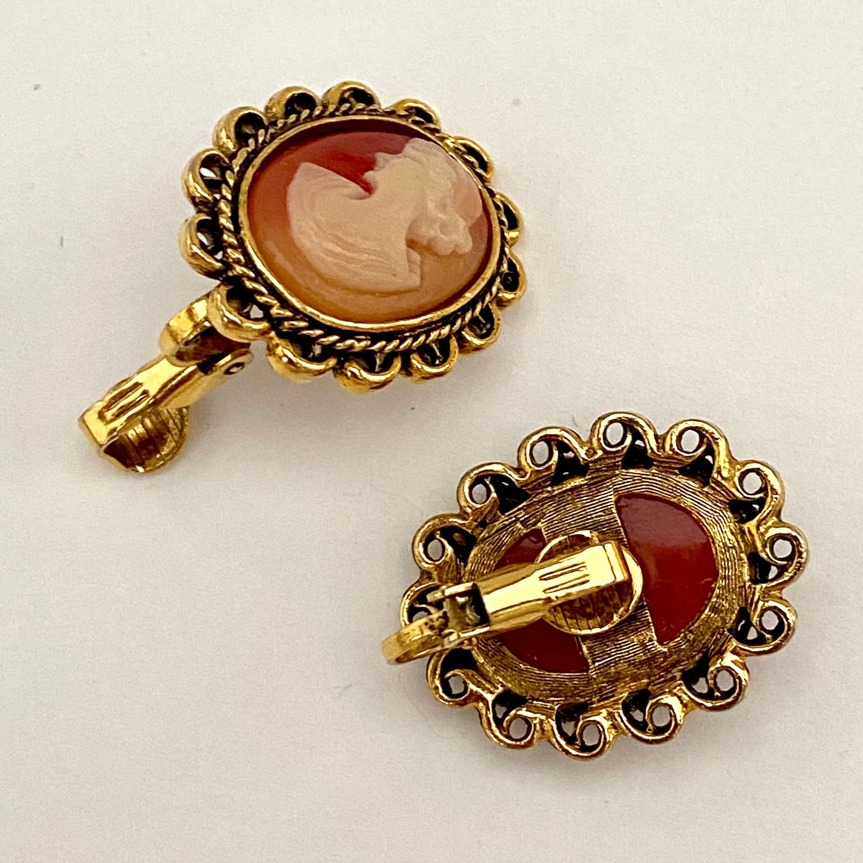 1970s Classic Cameo Clip Earrings