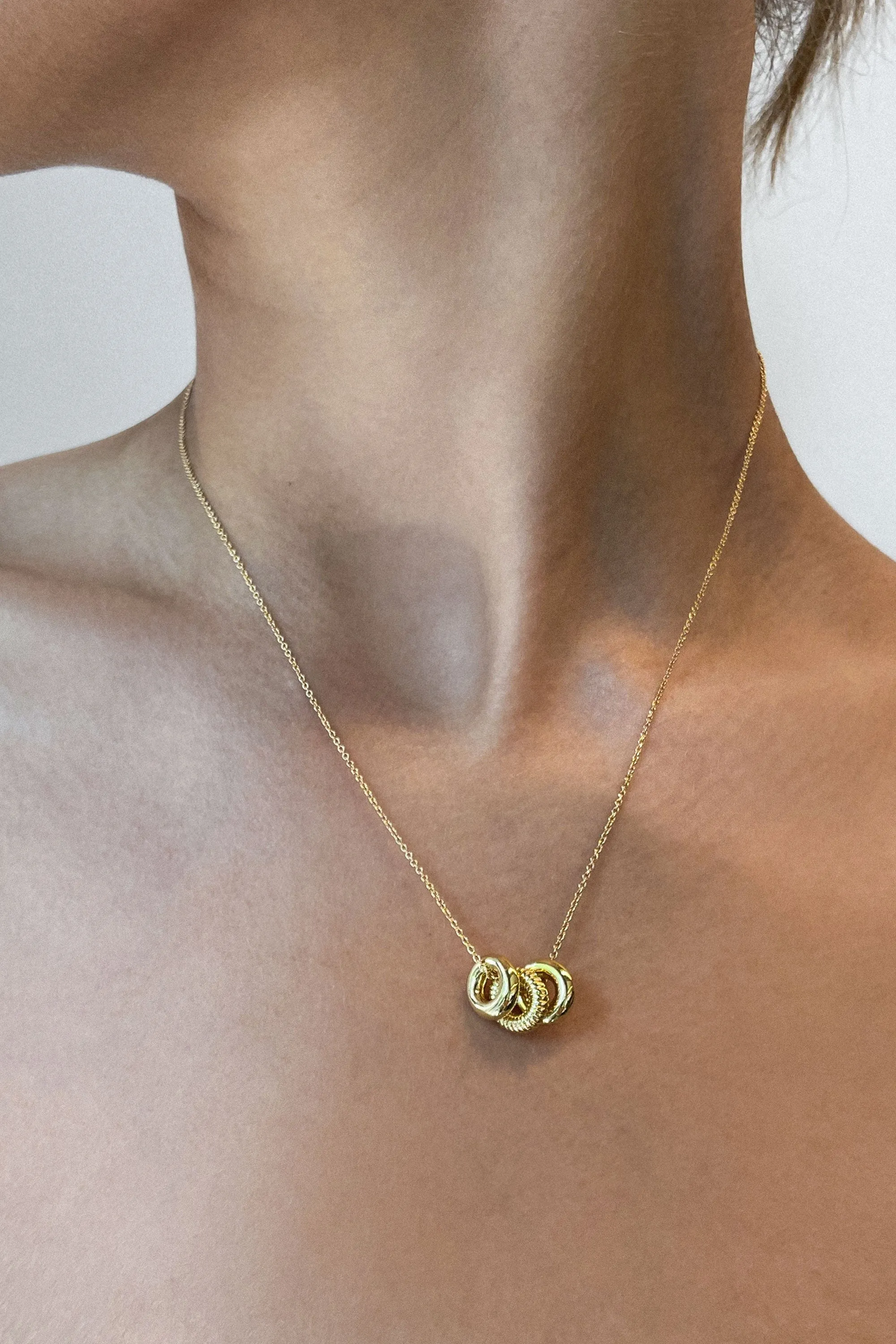 CHAIN NECKLACE WITH RING PENDANTS